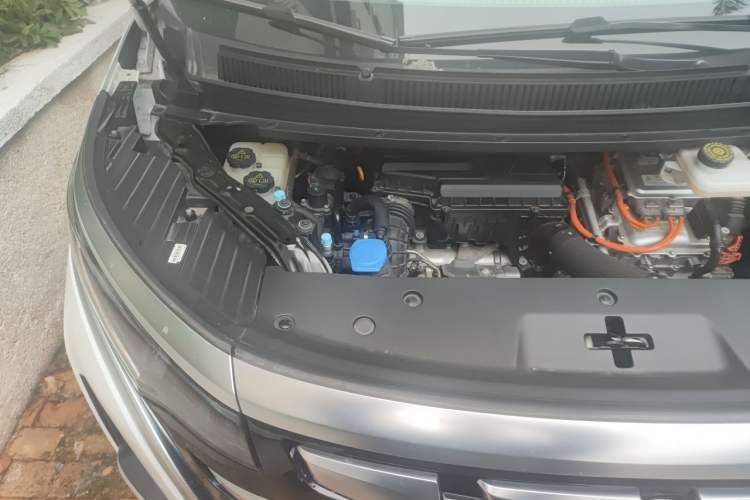 Used Denza D9 2022 DM-i 1040 Prestige Model Engine Bay Right