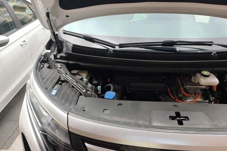 Used Denza D9 2022 DM-i 1040 Prestige Model Engine Bay Right