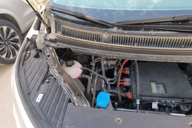 Used Denza D9 2022 EV 600 Four-Wheel Drive Flagship Model Engine Bay Right