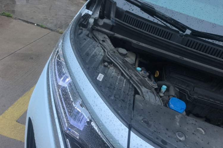 Used Denza D9 2022 DM-i 970 Four-Wheel Drive Flagship Model Engine Bay Right