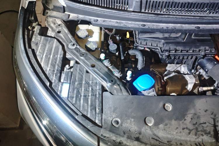 Used Denza D9 2022 DM-i 970 Four-Wheel Drive Flagship Model Engine Bay Right