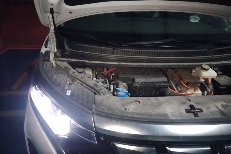 Used Denza D9 2022 DM-i 1040 Prestige Model Engine Bay Right