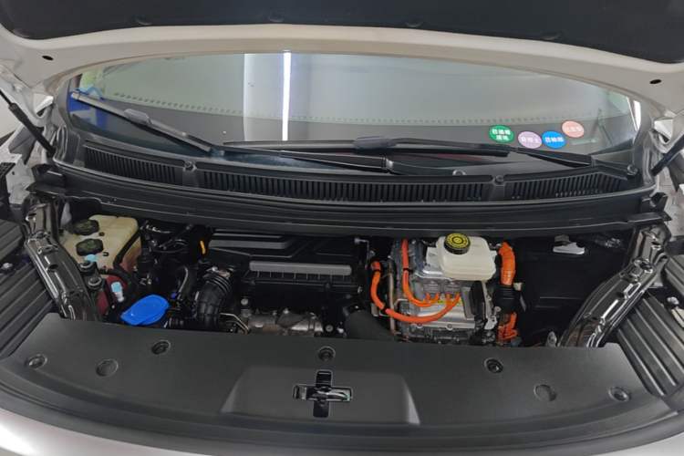 Used Denza D9 2022 DM-i 1040 Prestige Model Engine Bay