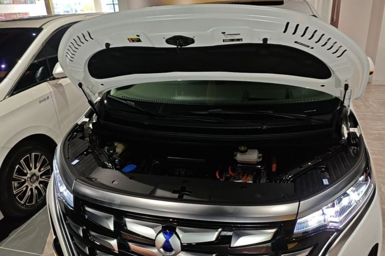 Used Denza D9 2022 DM-i 970 Four-Wheel Drive Flagship Model Engine Bay
