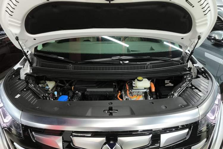 Used Denza D9 2022 DM-i 970 Four-Wheel Drive Flagship Model Engine Bay