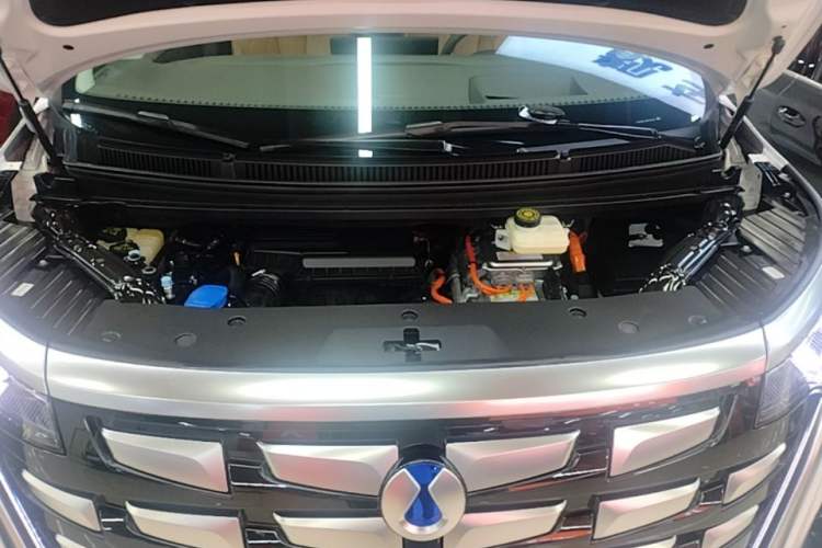 Used Denza D9 2022 DM-i 970 Four-Wheel Drive Flagship Model Engine Bay