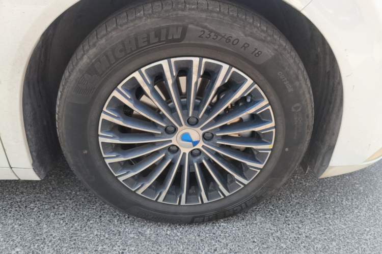 Used Denza D9 2022 DM-i 1040 Prestige Model Exterior 1