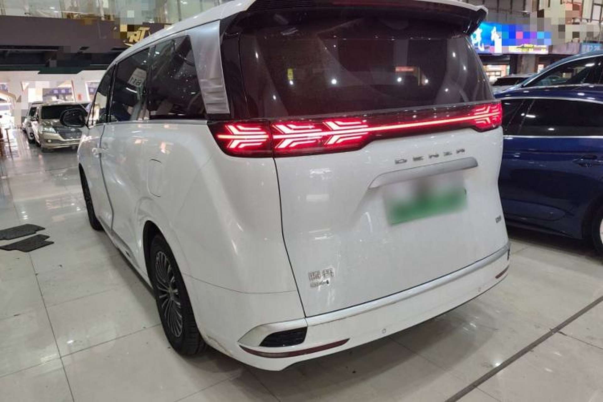 Used Denza D9 2022 DM-i 1040 Prestige Model Exterior 2