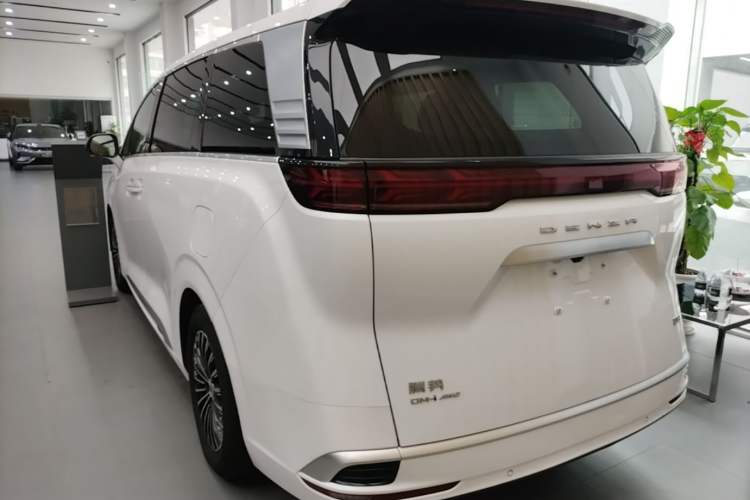 Used Denza D9 2022 DM-i 970 Four-Wheel Drive Prestige Model Exterior 2