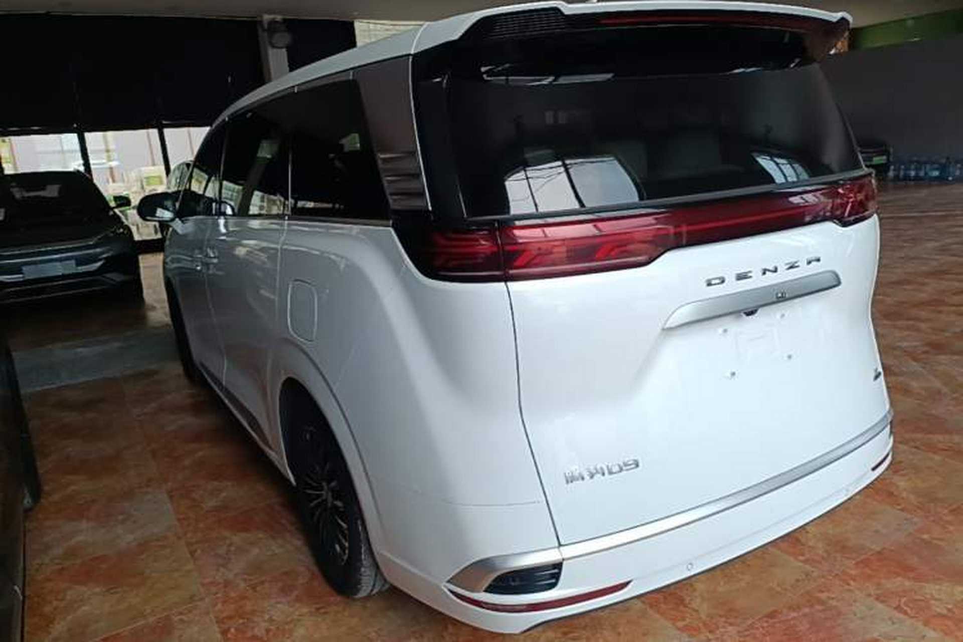 Used Denza D9 2022 EV 620 Prestige Model Exterior 2