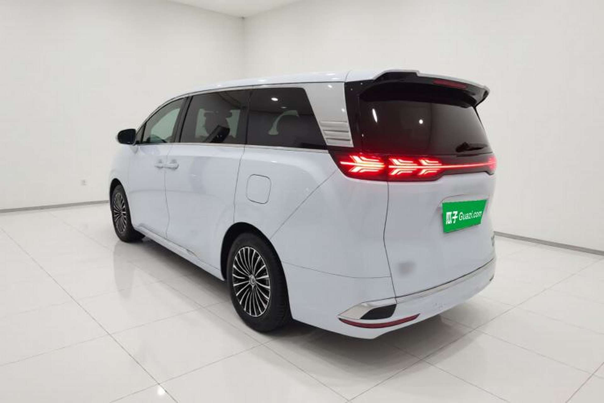 Used Denza D9 2022 DM-i 1040 Prestige Model Exterior 2