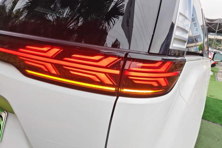 Used Denza D9 2022 DM-i 1040 Prestige Model Exterior 3