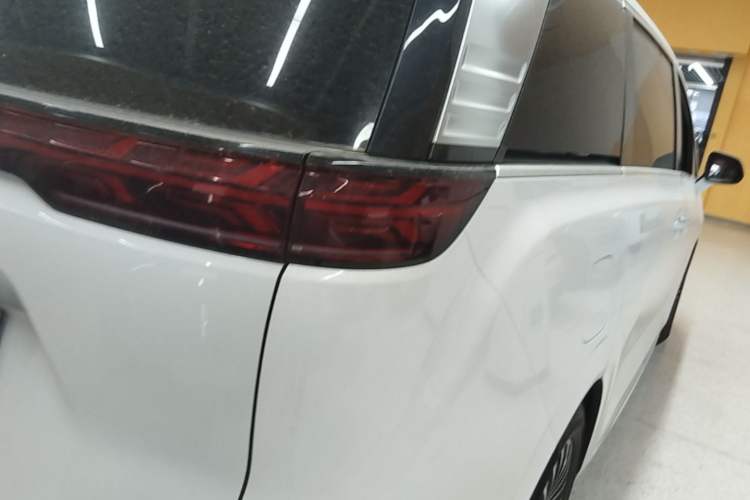 Used Denza D9 2022 DM-i 970 Four-Wheel Drive Flagship Model Exterior 3