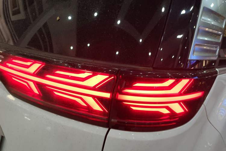 Used Denza D9 2022 DM-i 1040 Prestige Model Exterior 3