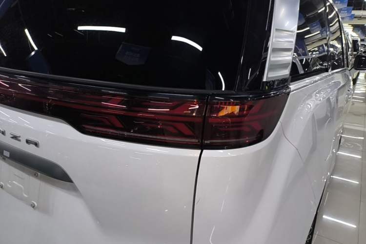 Used Denza D9 2022 DM-i 1040 Prestige Model Exterior 3