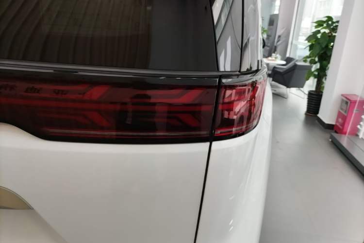 Used Denza D9 2022 DM-i 970 Four-Wheel Drive Prestige Model Exterior 3