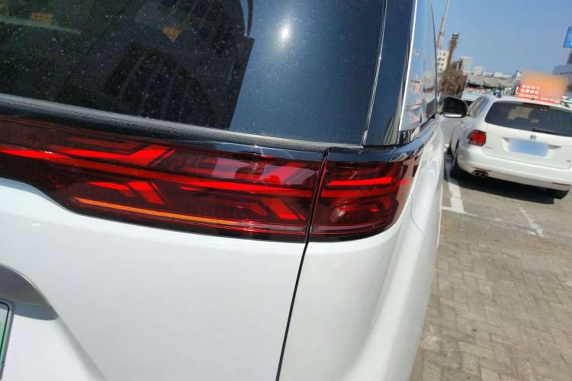 Used Denza D9 2022 DM-i 945 Luxury Model Exterior 3