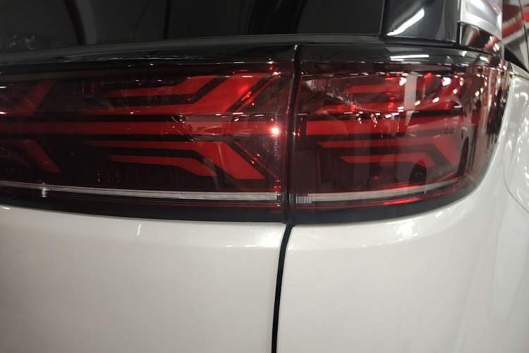 Used Denza D9 2022 DM-i 970 Four-Wheel Drive Flagship Model Exterior 3