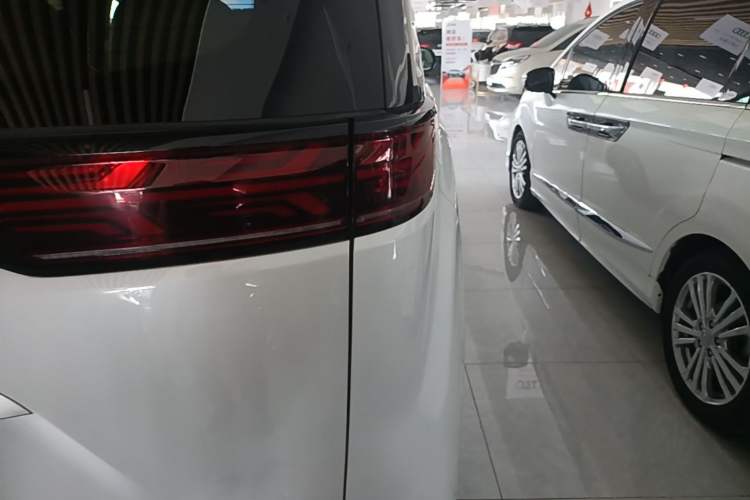 Used Denza D9 2022 DM-i 1040 Prestige Model Exterior 3