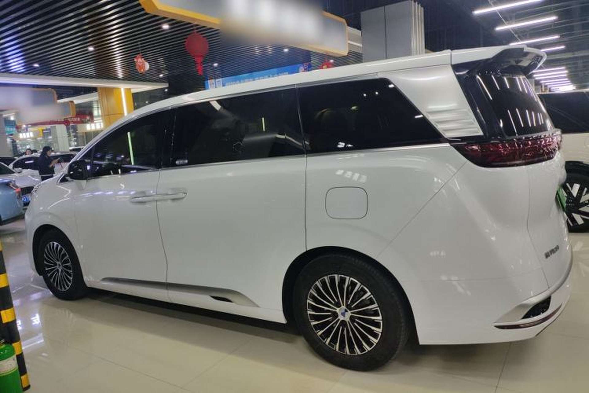 Used Denza D9 2022 DM-i 1040 Prestige Model Exterior 3
