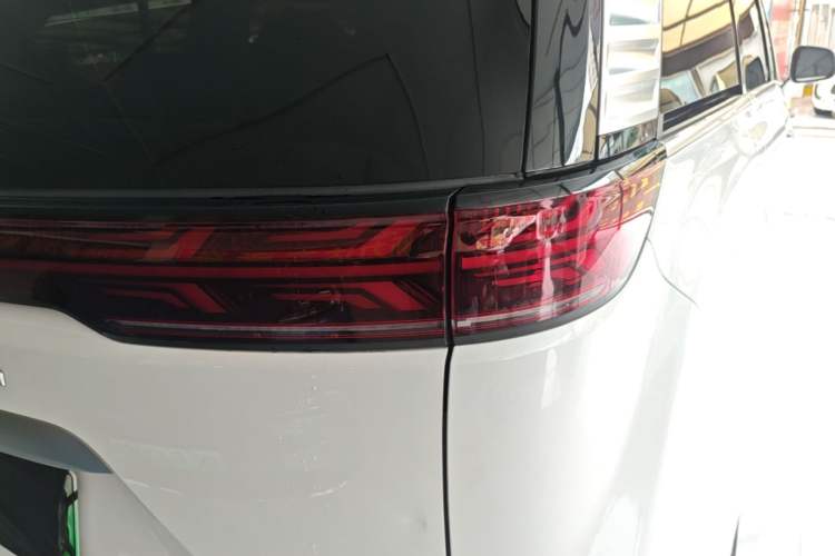 Used Denza D9 2022 DM-i 1040 Prestige Model Exterior 3