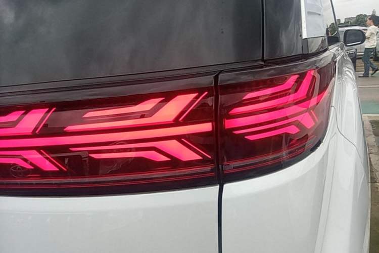 Used Denza D9 2022 DM-i 970 Four-Wheel Drive Flagship Model Exterior 3