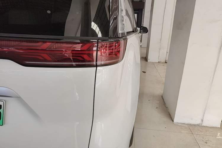 Used Denza D9 2022 DM-i 1040 Prestige Model Exterior 3