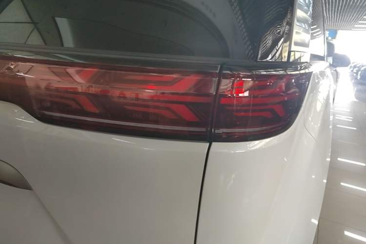 Used Denza D9 2022 DM-i 970 Four-Wheel Drive Flagship Model Exterior 3