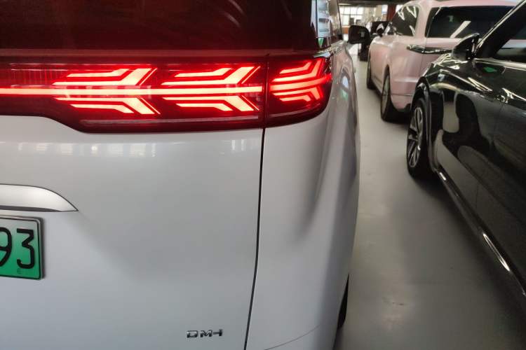 Used Denza D9 2022 DM-i 970 Four-Wheel Drive Prestige Model Exterior 3