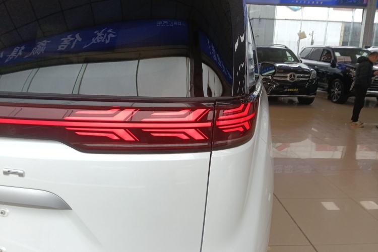 Used Denza D9 2022 DM-i 970 Four-Wheel Drive Flagship Model Exterior 3