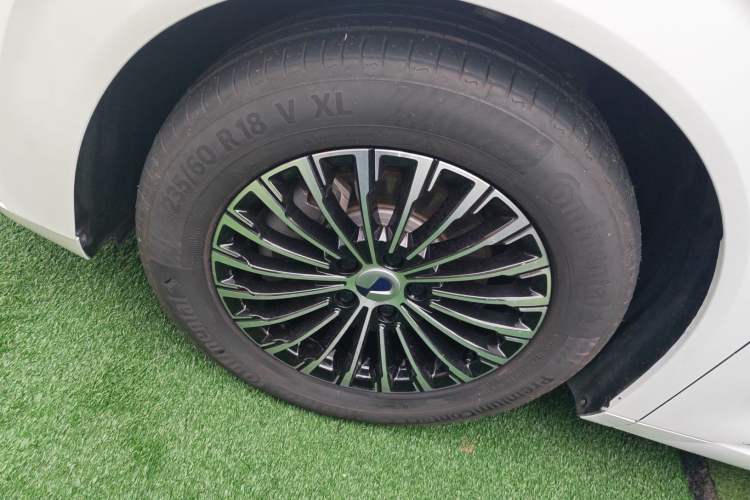 Used Denza D9 2022 DM-i 1040 Prestige Model Exterior 4