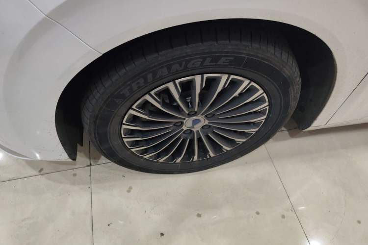 Used Denza D9 2022 DM-i 1040 Prestige Model Exterior 4