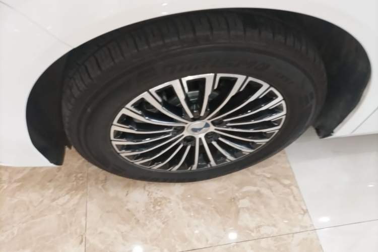 Used Denza D9 2022 DM-i 1040 Prestige Model Exterior 4
