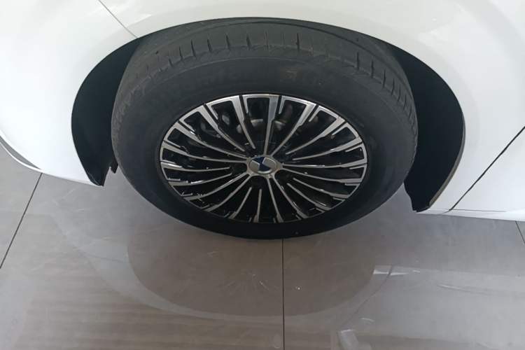 Used Denza D9 2022 DM-i 1040 Prestige Model Exterior 4
