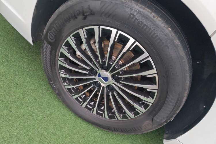 Used Denza D9 2022 DM-i 1040 Prestige Model Exterior 5