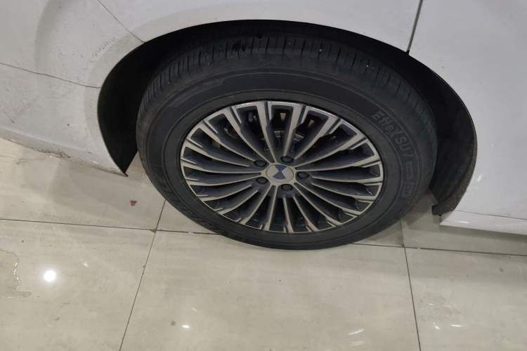 Used Denza D9 2022 DM-i 1040 Prestige Model Exterior 5