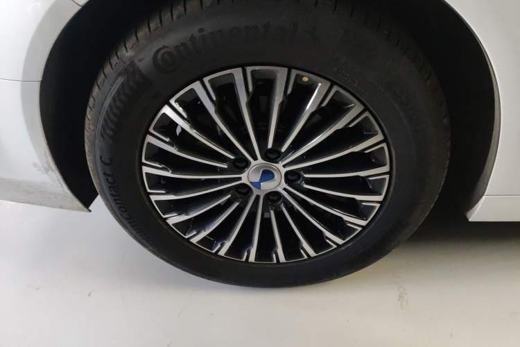 Used Denza D9 2022 DM-i 970 Four-Wheel Drive Prestige Model Exterior 5