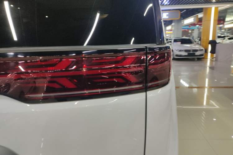 Used Denza D9 2022 DM-i 1040 Prestige Model Exterior 6