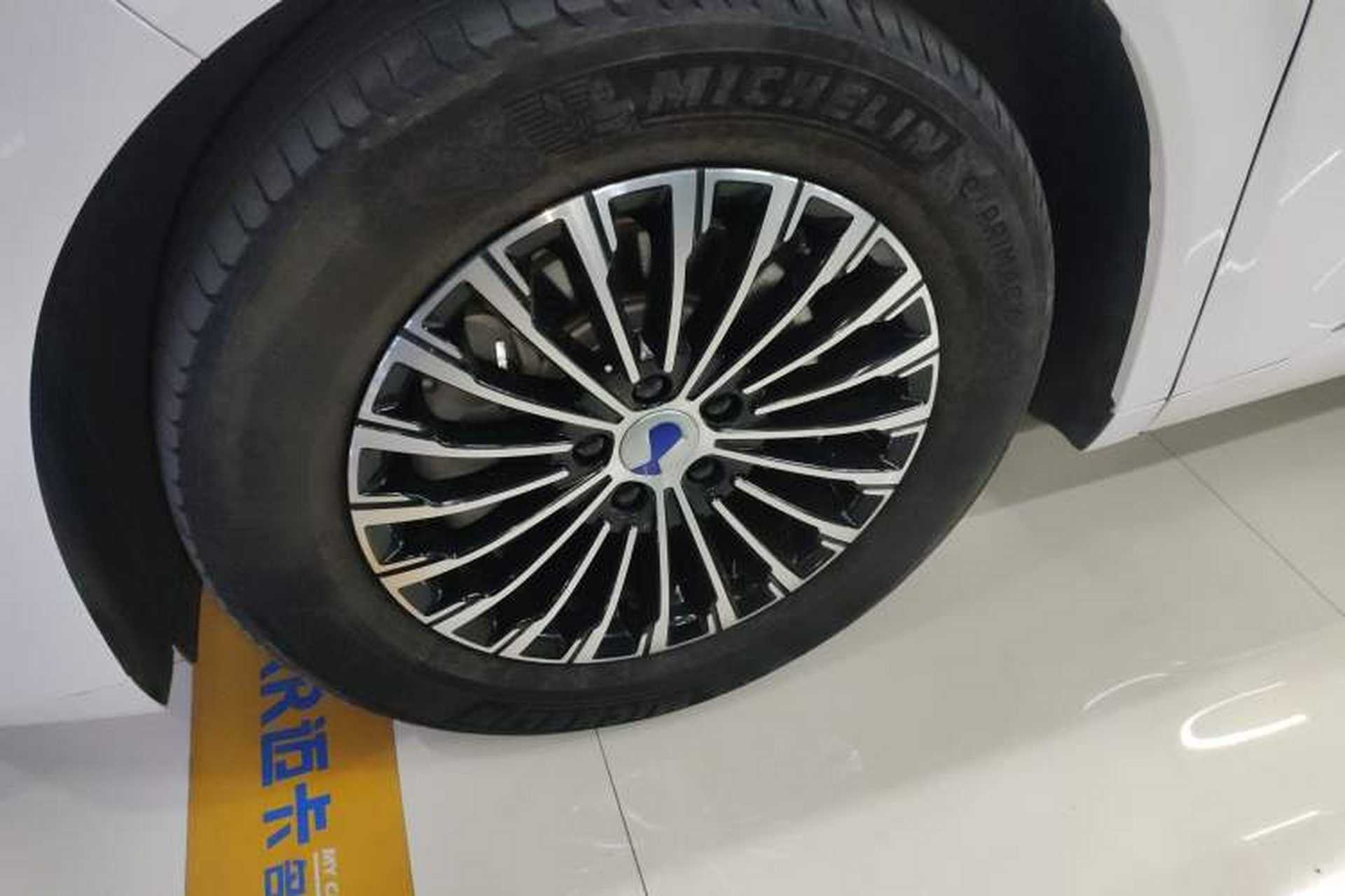 Used Denza D9 2022 DM-i 1040 Prestige Model Exterior 7