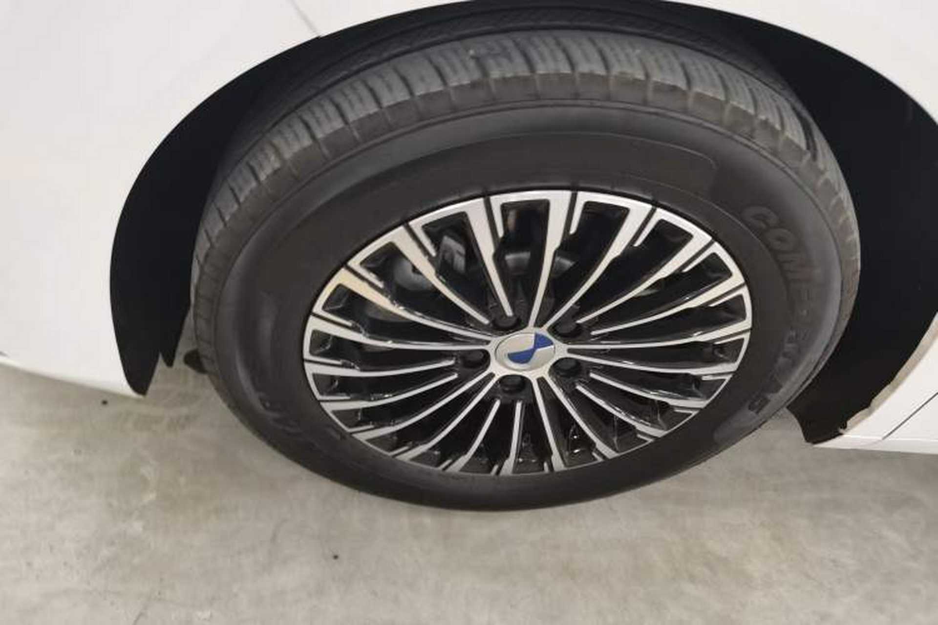 Used Denza D9 2022 DM-i 1040 Prestige Model Exterior 7