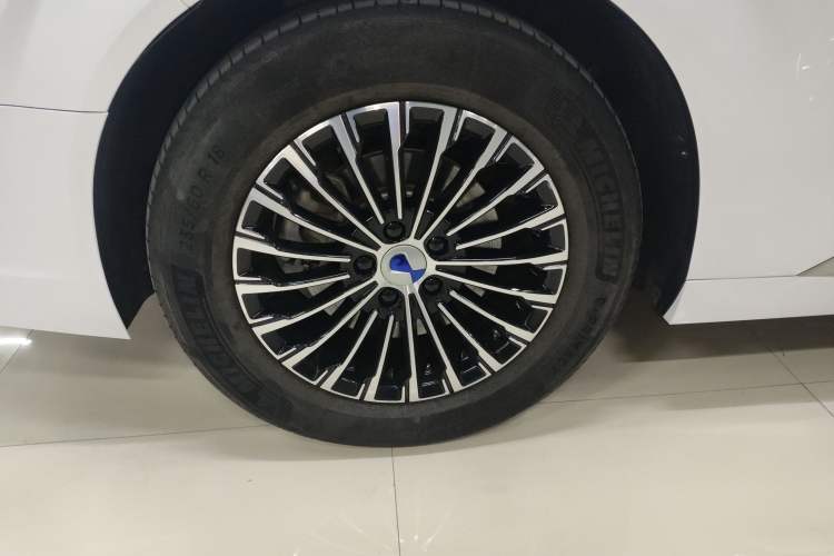 Used Denza D9 2022 DM-i 1040 Prestige Model Exterior 8
