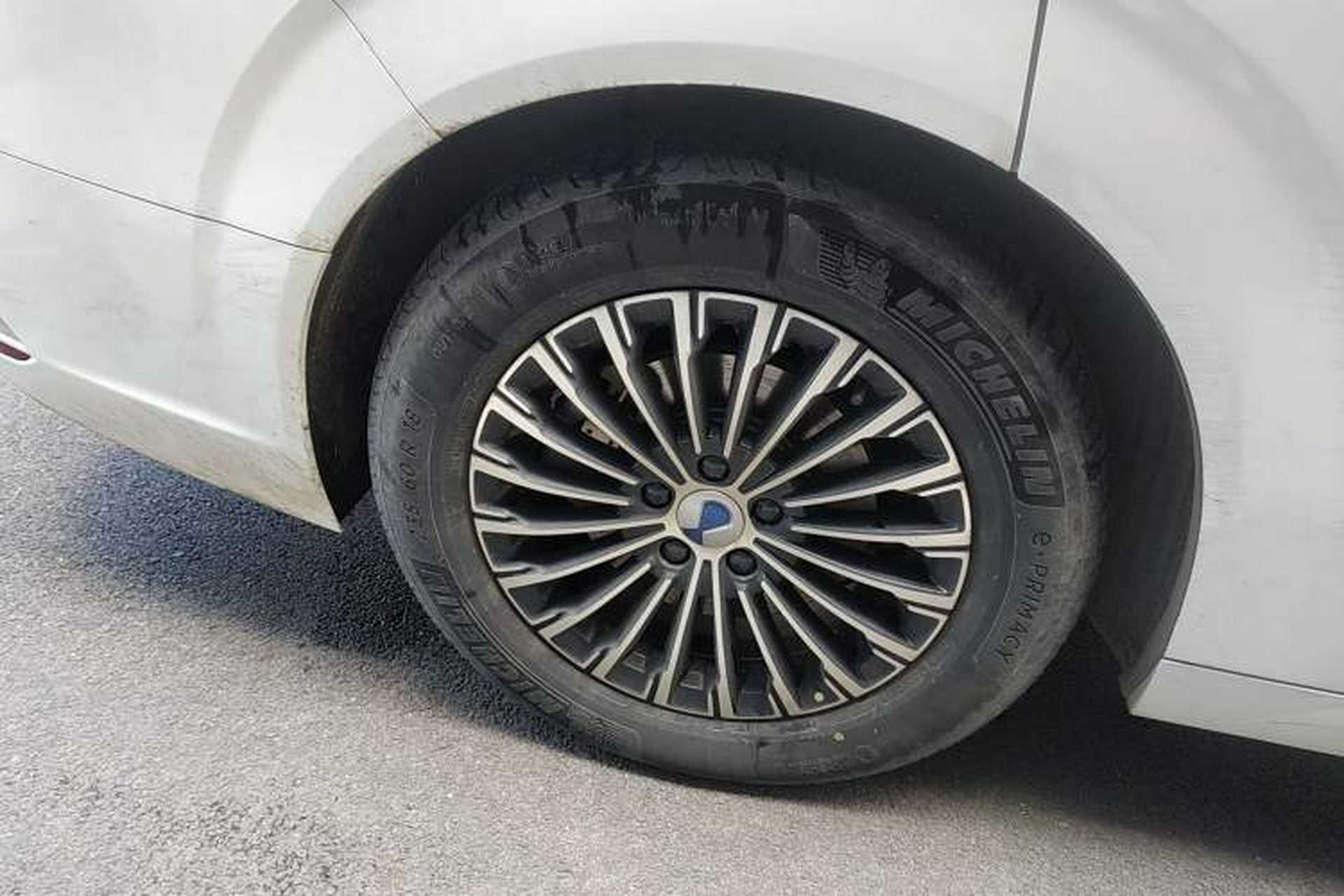 Used Denza D9 2022 DM-i 1040 Prestige Model Exterior 8