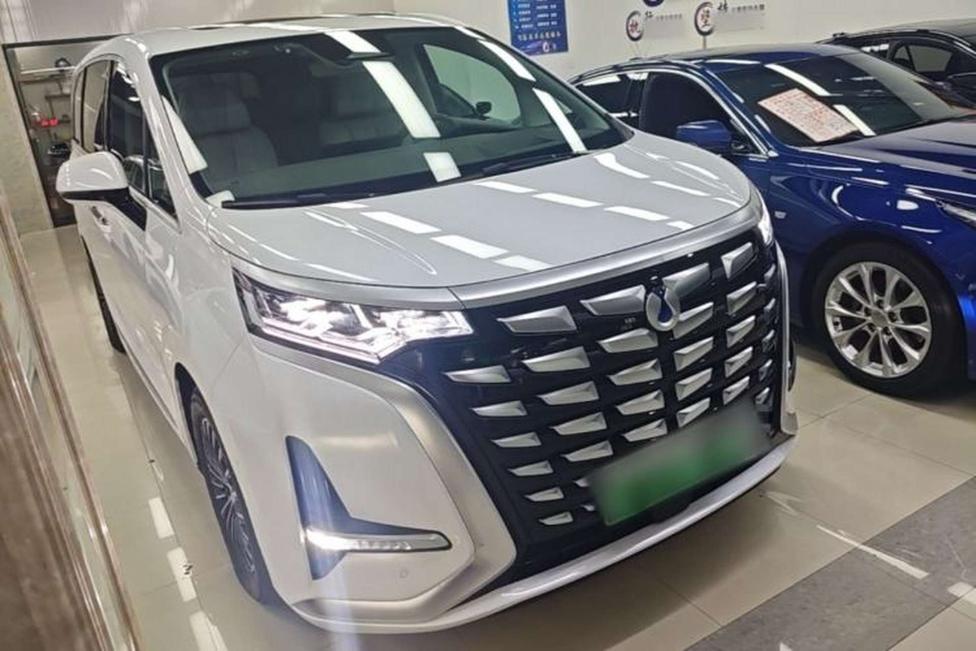 Used Denza D9 2022 DM-i 970 Four-Wheel Drive Prestige Model Front Right 45 Deg