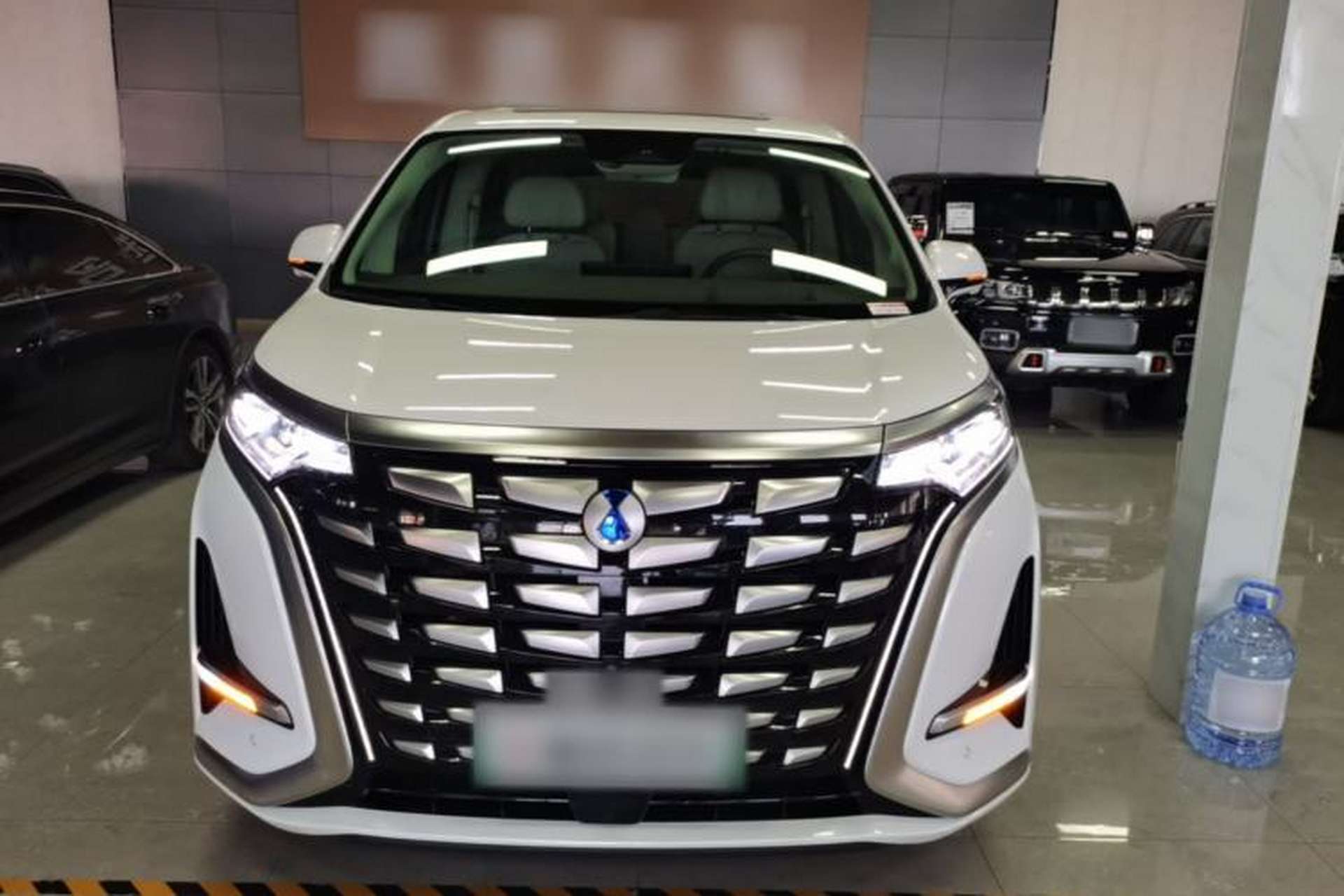 Used Denza D9 2022 DM-i 970 Four-Wheel Drive Flagship Model Front