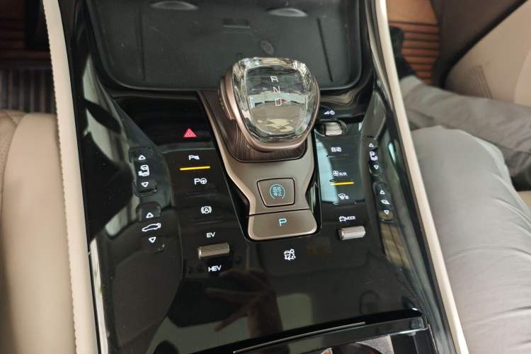 Used Denza D9 2022 DM-i 970 Four-Wheel Drive Flagship Model Gear Lever
