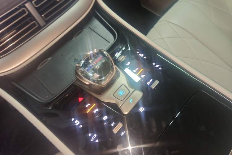 Used Denza D9 2022 DM-i 970 Four-Wheel Drive Flagship Model Gear Lever