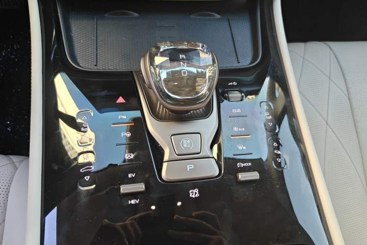 Used Denza D9 2022 DM-i 970 Four-Wheel Drive Flagship Model Gear Lever