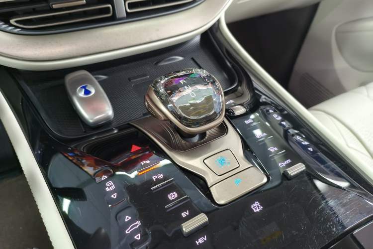 Used Denza D9 2022 DM-i 970 Four-Wheel Drive Flagship Model Gear Lever