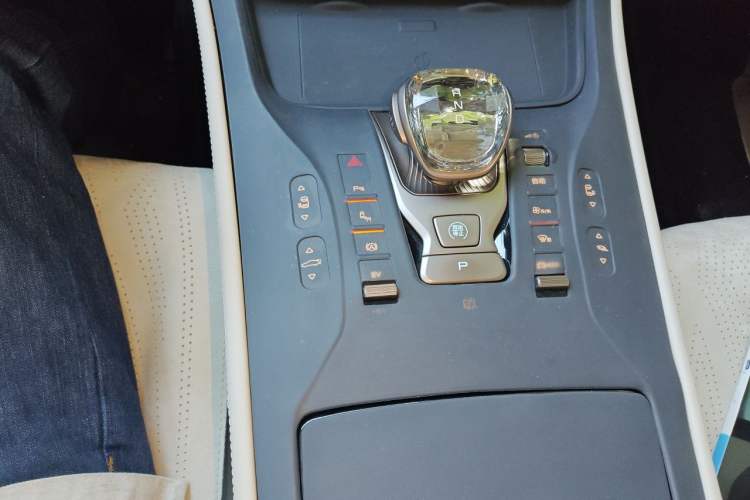 Used Denza D9 2022 DM-i 945 Luxury Model Gear Lever