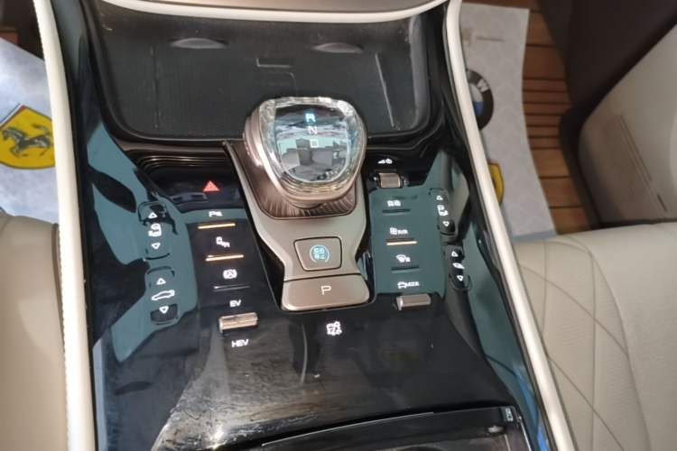 Used Denza D9 2022 DM-i 970 Four-Wheel Drive Prestige Model Gear Lever